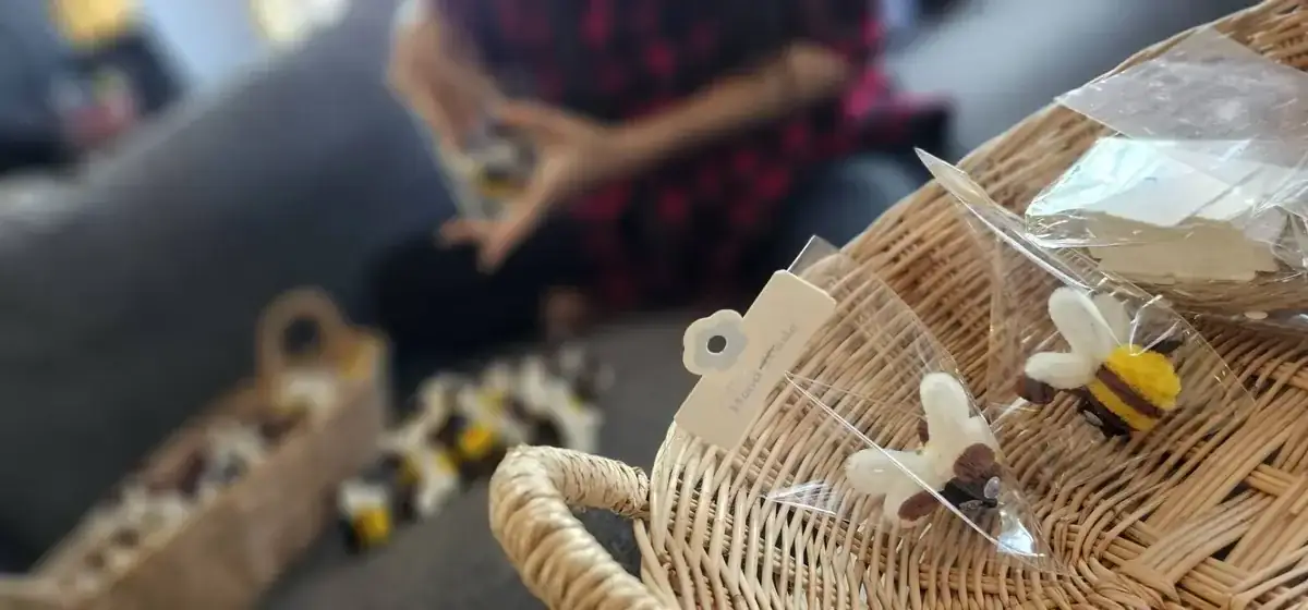 ผึ้งทำมือในบรรจุภัณฑ์ของขวัญใสพร้อมป้าย Handmade