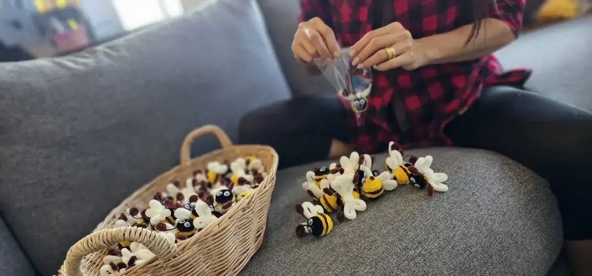 ผึ้งทำมือหลายตัวบนโซฟาสีเทาพร้อมตะกร้า - การผลิตที่บ้าน